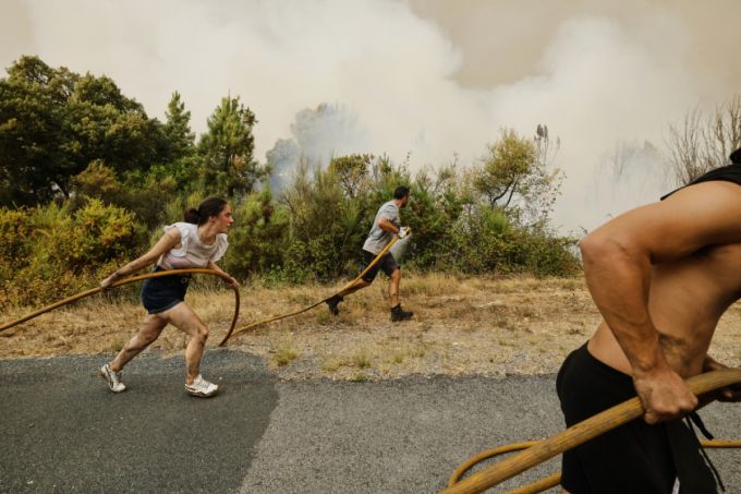 13일(현지 시간) 스페인 북서부 라로우코에서 지역 주민들과 자원봉사자들이 확산 중인 산불을 진화하기 위해 안간힘을 쓰고 있다./AP=뉴시스