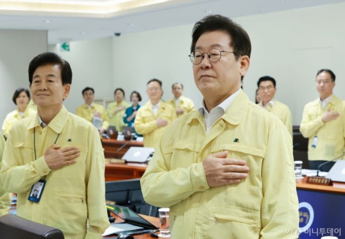 [서울=뉴시스] 고범준 기자 = 이재명 대통령이 18일 서울 용산 대통령실 청사에서 열린 제1회 을지국무회의 및 제37회 국무회의에서 국민의례를 하고 있다. (대통령실통신사진기자단) 2025.08.18. bjko@newsis.com /사진=