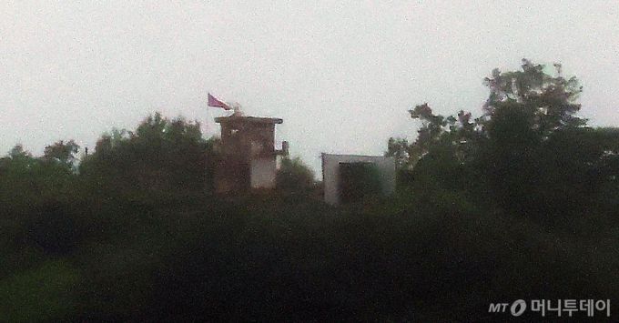 (파주=뉴스1) 김진환 기자 = 김여정 북한 노동당 부부장이 적대적 태도를 이어가겠다는 뜻을 밝힌 가운데 14일 오후 경기 파주시 접경지역에서 바라본 북한 초소에서 대남 확성기가 놓여 있다.?2025.8.14/뉴스1  Copyright (C) 뉴스1. All rights reserved. 무단 전재 및 재배포,  AI학습 이용 금지. /사진=(파주=뉴스1) 김진환 기자