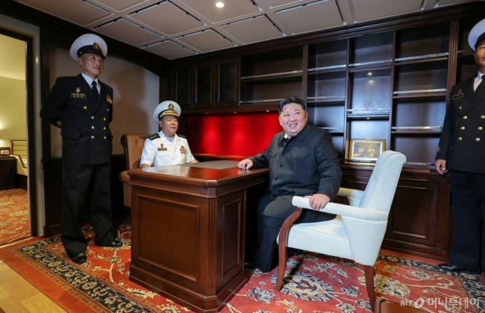 북한 노동당 기관지 노동신문은 김정은 당 총비서가 지난 18일 구축함 '최현'호를 방문해 함의 무장체계통합운영시험과정과 구축함 해병들의 훈련 및 생활정형을 료해(점검)했다고 19일 보도했다. / 사진=뉴스1(노동신문)