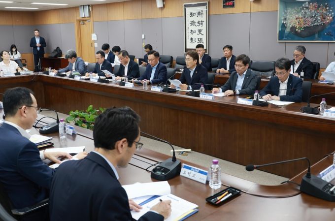 권대영 금융위원회 부위원장이 19일 오후 서울 종로구 정부서울청사에서 개최한 중대재해 관련 금융부문 대응 간담회에서 은행·금투업권, 금감원·거래소 등 유관기관과 중대재해에 대한 금융부문 대응방향을 공유하고, 구체적 방안 마련을 위한 현장 의견을 수렴했다.