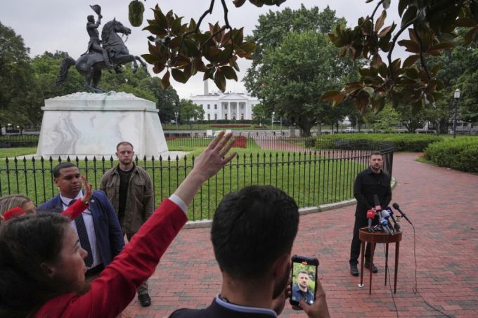 [워싱턴=AP/뉴시스] 볼로디미르 젤렌스키 우크라이나 대통령이 18일(현지 시간) 백악관에서 도널드 트럼프 미국 대통령 및 유럽 지도자들과 회담한 뒤 백악관 맞은편 라파예트 공원에서 기자회견하고 있다. 2025.08.19