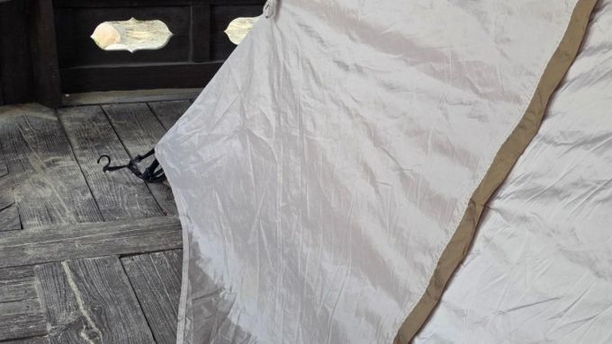 공용공간인 해수욕장 인근 정자 바닥에 나사못을 박아 텐트를 고정해둔 모습. /사진=온라인 커뮤니티