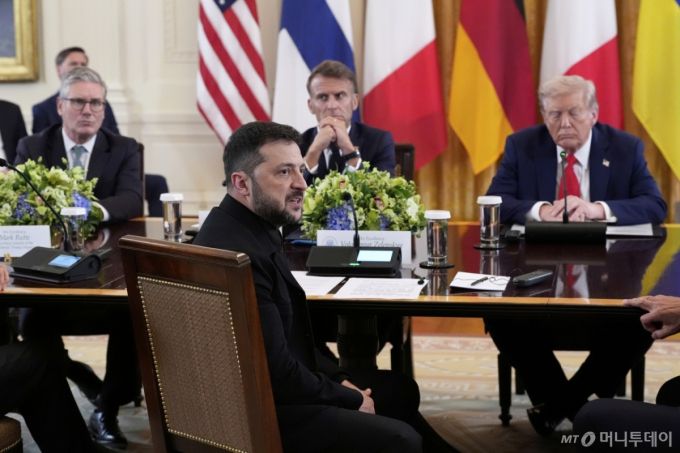 볼로디미르 젤렌스키 우크라이나 대통령이 18일(현지 시간) 미국 백악관에서 도널드 트럼프 미국 대통령(맨오른쪽), 유럽 지도자들과 함께 다자회담 중 발언하고 있다. 이날 회담에는 마르크 뤼터 나토(북대서양조약기구·NATO) 사무총장, 우르줄라 폰데어라이엔 유럽연합(EU) 집행위원장, 키어 스타머 영국 총리, 조르자 멜로니 이탈리아 총리, 알렉산더르 스투브 핀란드 대통령, 프리드리히 메르츠 독일 총리, 에마뉘엘 마크롱 프랑스 대통령 등이 참석했다. /워싱턴DC AP=뉴시스