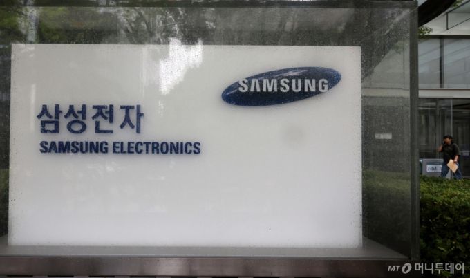 서울 서초구 삼성전자 서초사옥에 직원들이 출입하고 있다. /사진=뉴시스