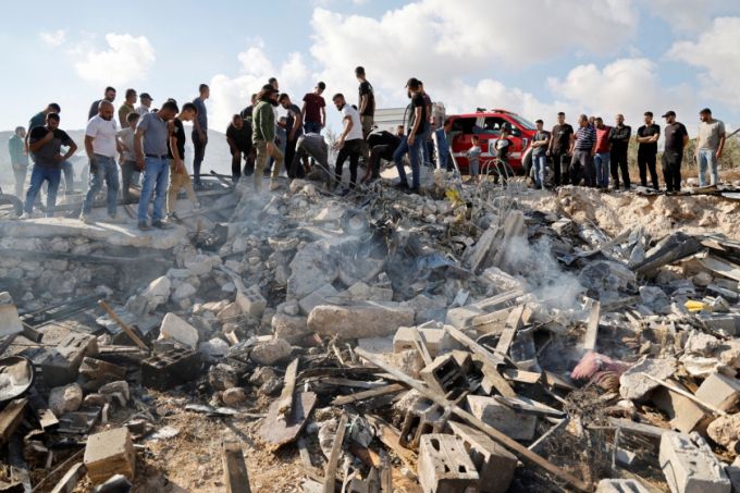 팔레스타인 주민들이 지난 4일 이스라엘이 점령 중인 서안 지구 제닌 인근의 카바티야에서 이스라엘군의 습격으로 손상된 시설을 점검하고 있다. /로이터=뉴스1