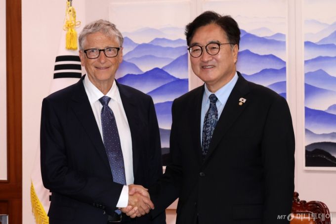 [서울=뉴시스] 국회사진기자단 = 우원식 국회의장이 방한 중인 마이크로소프트(MS) 창업자 빌 게이츠 게이츠재단 이사장과 21일 오후 서울 여의도 국회의장실에서 기념촬영하고 있다. 2025.08.21. photo@newsis.com /사진=