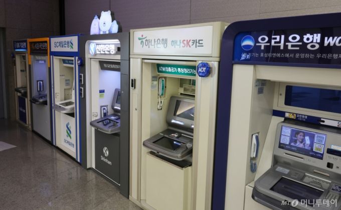 25일 서울의 한 건물에 설치된 국내 은행의 ATM 기계가 보이고 있다.   금융감독원이 이날 공개한 2025년 2월 말 국내은행의 원화대출 연체율 현황(잠정, 1개월 이상 원리금 연체 기준)에 따르면 연체율이 0.58%로 잠정 집계됐으며 2018년 11월(0.60) 이후 6년 3개뭘 만의 최고치다. 2025.04.25. /사진=뉴시스 /사진=이영환