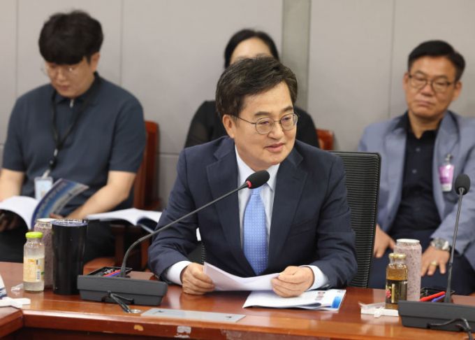 21일 국회의원회관에서 열린 '지속가능 미래도시와 국가 AI 경쟁력 강화' 토론회에서 김동연 경기도지사가 축사를 하고 있다./사진제공=경기도