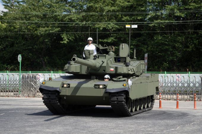 지난 14일 현대로템 창원공장 미디어데이에서 K2 전차가 시연을 하고 있다.