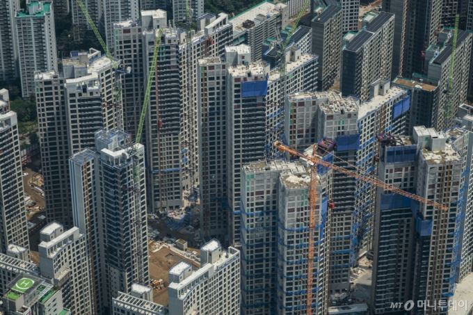 [서울=뉴시스] 정병혁 기자 = 4월 민간아파트 공급 물량이 전월 대비 2배 이상으로 늘고 1순위 청약경쟁률도 소폭 상승한 것으로 나타났다.2025년 4월 전국 아파트 분양 물량은 1만3262가구로 집계됐다. 3월(5656가구)과 비교해 134% 증가한 것으로, 1분기(1~3월) 전체 공급 물량(1만2857가구)보다 많았다. 사진은 13일 서울 송파구 롯데월드타워 전망대 서울스카이에서 바라본 서울시내 아파트 공사현장. 2025.05.13. jhope@newsis.com /사진=정병혁