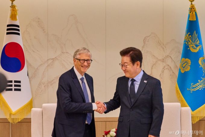 (서울=뉴스1) 허경 기자 = 이재명 대통령이 21일 서울 용산 대통령실에서 빌 게이츠 게이츠재단 이사장을 접견하고 있다.?(대통령실 제공. 재판매 및 DB 금지) 2025.8.21/뉴스1  Copyright (C) 뉴스1. All rights reserved. 무단 전재 및 재배포,  AI학습 이용 금지. /사진=(서울=뉴스1) 허경 기자