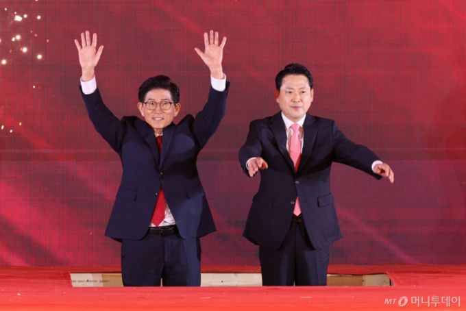 (청주=뉴스1) 신웅수 기자 = 김문수·장동혁 국민의힘 당대표 후보가 22일 오후 충북 청주시 오스코에서 열린 제6차 전당대회에서 결선 진출에 성공한 뒤 두 손을 번쩍 들어 기뻐하고 있다. 2028.8.22/뉴스1  Copyright (C) 뉴스1. All rights reserved. 무단 전재 및 재배포,  AI학습 이용 금지. /사진=(청주=뉴스1) 신웅수 기자