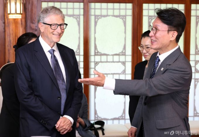 [서울=뉴시스] 청사사진기자단 = 김민석 국무총리와 빌게이츠 게이츠재단 이사장이 21일 오전 서울 종로구 총리공관에서 열린 오찬회담에 앞서 대화를 하고 있다. 2025.08.21. photo@newsis.com /사진=추상철