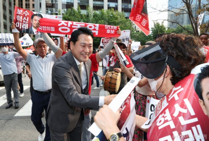 (서울=뉴스1) 국회사진기자단 = 국민의힘 당대표 선거 결선에 진출한 장동혁 후보가 23일 오후 방송토론회를 위해 서울 종로구 채널A 스튜디오에 도착하며 지지자들과 인사를 하고 있다. 2025.8.23/뉴스1  Copyright (C) 뉴스1. All rights reserved. 무단 전재 및 재배포,  AI학습 이용 금지. /사진=(서울=뉴스1) 국회사진기자단