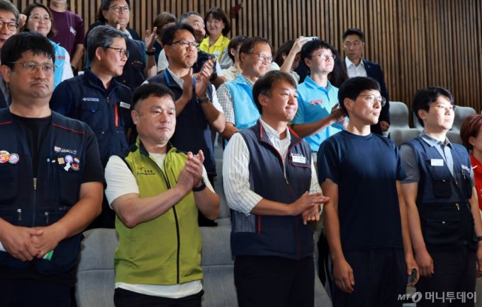 [서울=뉴시스] 김금보 기자 = 양경수(가운데) 전국민주노동조합총연맹 위원장과 류최안(오른쪽 두번째) 한화오션 사내하청지회 조합원(전 대우조선해양 용접공) 등 노조법2·3조개정운동본부 회원들이 24일 오전 서울 여의도 국회에서 열린 제428회 국회(임시회) 제2차 본회의에서 노동조합 및 노동관계조정법 일부개정법률안(대안)이 더불어민주당 주도로 통과되자 기뻐하고 있다. 2025.08.24. kgb@newsis.com /사진=김금보