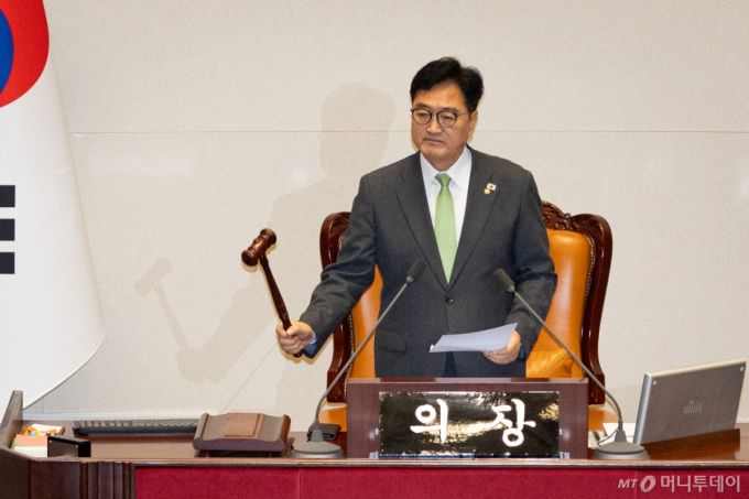 (서울=뉴스1) 유승관 기자 = 우원식 국회의장이 24일 서울 여의도 국회에서 열린 제428회 국회(임시회) 제2차 본회의에서 노동조합 및 노동관계조정법 일부개정법률안(대안)에 대한 무제한 토론 종결을 선언하고 있다. 2025.8.24/뉴스1  Copyright (C) 뉴스1. All rights reserved. 무단 전재 및 재배포,  AI학습 이용 금지. /사진=(서울=뉴스1) 유승관 기자