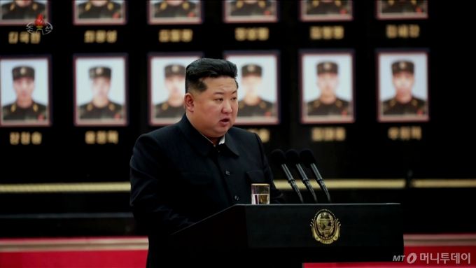 [서울=뉴시스] 북한 조선중앙TV가 김정은 북한 국무위원장이 러시아에 파병된 군인들에 대한 국가표창 수여식에 참석 영상을 22일 공개했다. 수여식에는 공훈을 세운 지휘관, 전투원들과 전사자 유가족들이 참석했다.  (사진=조선중앙TV 캡쳐) 2025.08.22. photo@newsis.com *재판매 및 DB 금지 *재판매 및 DB 금지