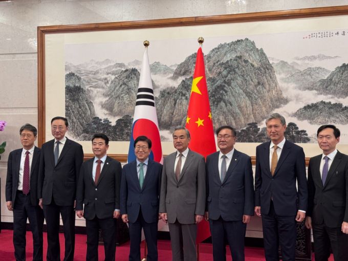 박병석 전 국회의장을 단장으로 하는 대통령 특사단이 24일 베이징 댜오위타이 국빈관에서 왕이 외교부장과 만났다. 사진 왼쪽부터 김한규 주중 한국 대사대리, 쑨웨이둥 중국 외교부 부부장, 박정 더불어민주당 의원, 박병석 전 의장,왕이 외교부장,김태년 의원, 노재헌 동아시아문화센터 이사장, 강영신 외교부 동북중앙아국장. (베이징특파원 공동취재단)/사진=베이징특파원 공동취재단