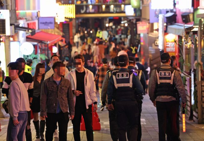 지난해 10월31일 서울 용산구 이태원 일대에서 경찰관들이 인파 관리를 위해 순찰을 하고 있다. /사진=뉴스1.