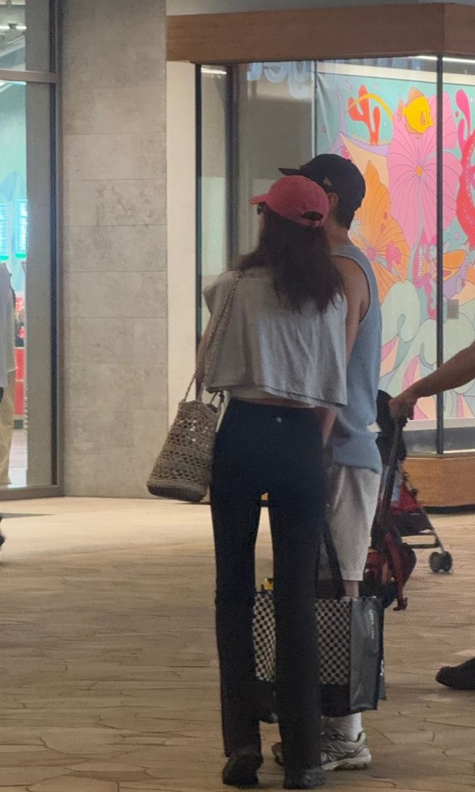 공개 열애 중인 배우 김지석(44)과 이주명(32)이 하와이에서 데이트하는 모습이 포착됐다./사진=SNS 캡처