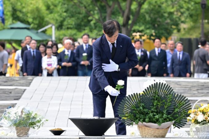 [김해=뉴시스] 차용현 기자 = 25일 오전 조국 전 조국혁신당 대표가 경남 김해시 봉화마을 고 노무현 전 대통령 묘역을 찾아 참배하고 있다. 2025.08.25.con@newsis.com /사진=차용현