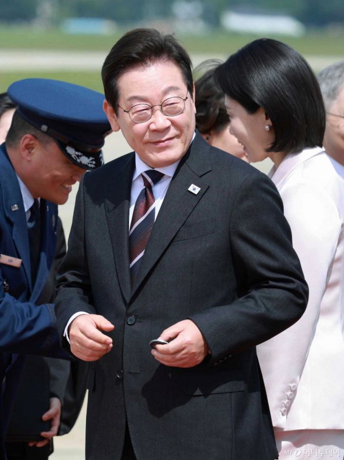 [워싱턴=뉴시스] 고범준 기자 = 한미 정상회담을 위해 미국을 방문한 이재명 대통령이 24일(현지 시간) 워싱턴DC 앤드루스 공군기지에 도착해 조슈아 킴 대령으로부터 작은 선물을 받고 이동하고 있다. 2025.08.25. bjko@newsis.com /사진=고범준