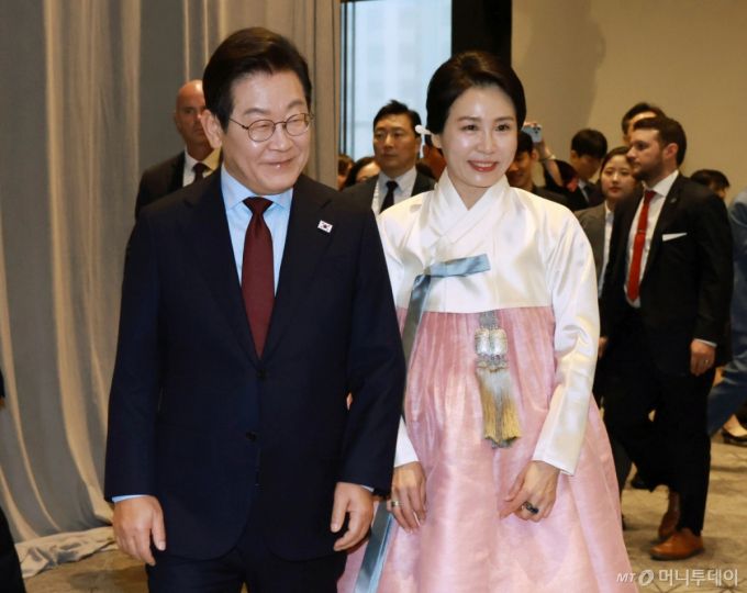 [워싱턴=뉴시스] 고범준 기자 = 이재명 대통령과 김혜경 여사가 24일(현지 시간) 미국 워싱턴DC의 한 호텔에서 열린 재미동포 만찬 간담회에 입장하고 있다. 2025.08.25. bjko@newsis.com /사진=