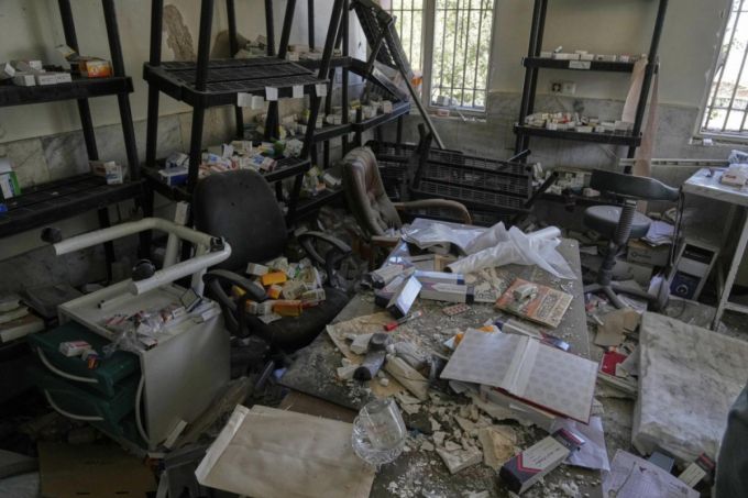 6월29일(현지시간) 이란 테헤란의 에빈 교도소 내 의무동이 이스라엘의 공습으로 파손된 채 남아 있다. /AP=뉴시스