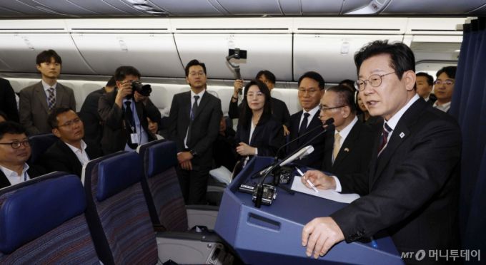[워싱턴=뉴시스] 고범준 기자 = 이재명 대통령이 24일(현지 시간) 한일정상회담을 마치고 일본 도쿄에서 미국 워싱턴DC로 향하는 공군1호기에서 기내 기자간담회를 하고 있다. 2025.08.25. bjko@newsis.com /사진=