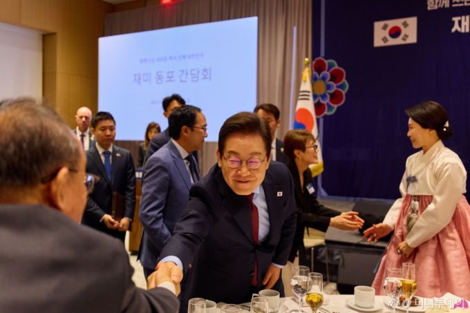 [워싱턴=뉴시스] 고범준 기자 = 이재명 대통령이 24일(현지 시간) 미국 워싱턴DC의 한 호텔에서 열린 재미동포 만찬 간담회에서 참석자들과 인사를 하고 있다. (공동취재) 2025.08.25. bjko@newsis.com /사진=