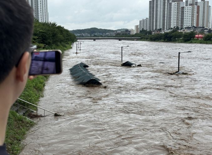 서울을 비롯한 수도권에 호우주의보가 내린 지난 13일 경기 고양시 덕양구 창릉천 일대가 잠겨있다./사진=뉴시스.