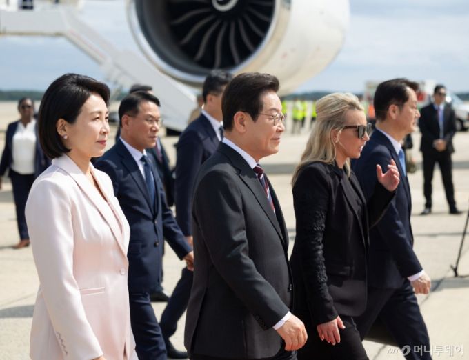 [워싱턴=뉴시스] 고범준 기자 = 한미 정상회담을 위해 미국을 방문한 이재명 대통령과 김혜경 여사가 24일(현지 시간) 워싱턴DC 앤드루스 공군기지에 도착해 이동하고 있다. (공동취재) 2025.08.25. bjko@newsis.com /사진=고범준