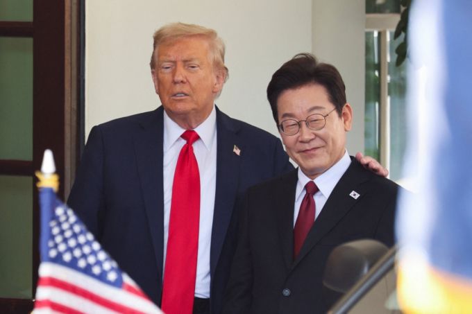 도널드 트럼프 미국 대통령이 25일(현지시간) 정상회담을 위해 미국 워싱턴DC 백악관에 도착한 이재명 대통령을 맞이하고 있다. /로이터=뉴스1