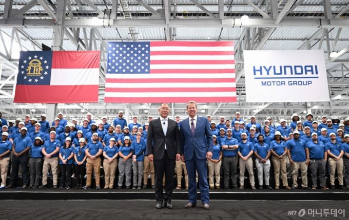 (서울=뉴스1) = 정의선 현대차그룹 회장과 브라이언 켐프(Brian P. Kemp) 조지아 주지사가 26일(현지시간) 미국 조지아주 엘라벨에 위치한 ‘현대자동차그룹 메타플랜트 아메리카(Hyundai Motor Group Metaplant America, HMGMA)’ 준공식에 참석해 기념촬영을 하고 있다. (현대차그룹 제공, 판매 및 DB 금지) 2025.3.27/뉴스1  Copyright (C) 뉴스1. All rights reserved. 무단 전재 및 재배포,  AI학습 이용 금지. /사진=(서울=뉴스1)