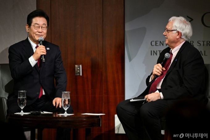 (로이터=뉴스1) 신웅수 기자 = 이재명 대통령이 25일(현지시간) 미국 워싱턴 DC 전략국제문제연구소(CSIS)에서 연설을 마친 후 존 햄리 CEO의 질문에 답변하고 있다.  ⓒ 로이터=뉴스1  Copyright (C) 뉴스1. All rights reserved. 무단 전재 및 재배포,  AI학습 이용 금지. /사진=(로이터=뉴스1) 신웅수 기자