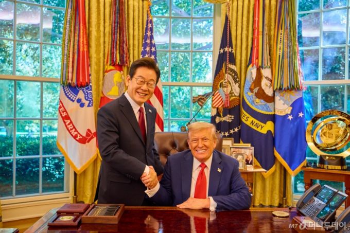 이재명 대통령이 25일(현지시간) 미국 워싱턴DC 백악관에서 열린 한미 정상회담을 마치고 도널드 트럼프 미국 대통령과 악수를 하고 있다. / 사진=뉴시스