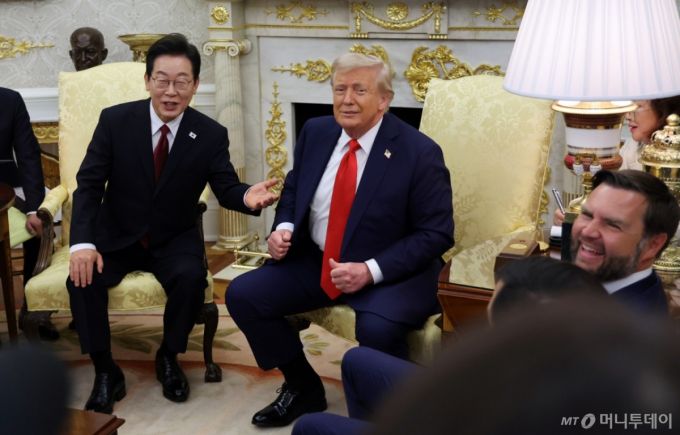 이재명 대통령(왼쪽)과 도널드 트럼프 미국 대통령(가운데)이 25일(현지시간) 미국 워싱턴DC 백악관에서 한미 정상회담을 하고 있다. 화기애애한 분위기 속에 JD 밴스 미국 부통령(오른쪽)이 활짝 웃고 있다. /워싱턴DC=뉴시스