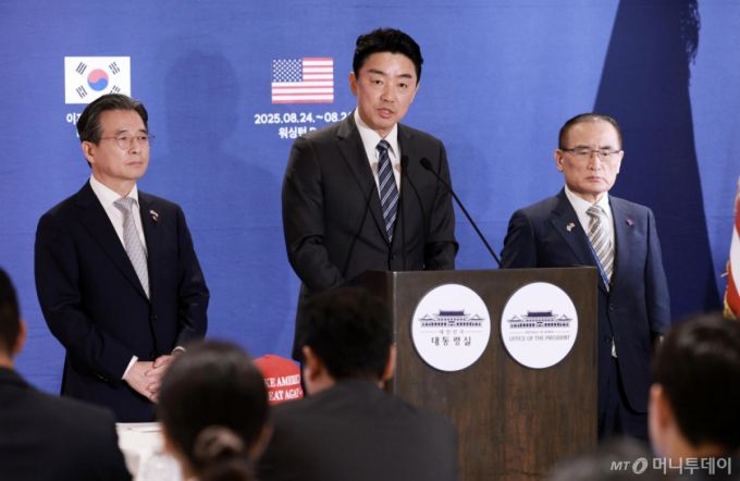 [워싱턴=뉴시스] 고범준 기자 = 강훈식 비서실장이 25일(현지 시간) 미국 워싱턴D.C 프레스센터 내 중앙기자실에서 한미 정상회담 관련 브리핑을 하고 있다.   왼쪽부터 김용범 정책실장, 강훈식 비서실장, 위성락 안보실장. 2025.08.26. bjko@newsis.com /사진=고범준
