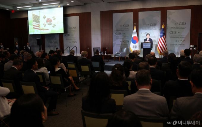 [워싱턴=뉴시스] 고범준 기자 = 이재명 대통령이 25일(현지 시간) 미국 워싱턴DC 전략국제문제연구소(CSIS)에서 정책 연설을 하고 있다. 2025.08.26. bjko@newsis.com /사진=고범준