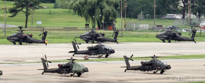 (평택=뉴스1) 김영운 기자 = 도널드 트럼프 미국 대통령이 25일(현지시간) 백악관에서 가진 이재명 대통령과의 한미 정상회담에서 뜬금없이 '주한미군 기지 부지 소유권'을 원한다고 밝혔다. 법적 근거가 없는 주장을 제기한 것인데, 한미동맹 현대화를 주장하는 미국의 '안보 청구서'와 연계해 한미 간 안보 협상의 골칫거리가 될 가능성이 제기된다.  사진은 26일 경기 평택시 주한미군기지 캠프 험프리스에 미군 헬기들이 세워져 있는 모습. 2025.8.26/뉴스1  Copyright (C) 뉴스1. All rights reserved. 무단 전재 및 재배포,  AI학습 이용 금지.