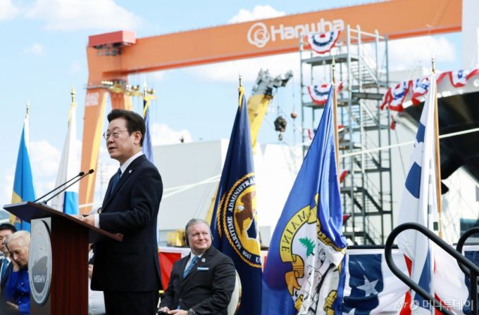 [필라델피아=뉴시스] 고범준 기자 = 이재명 대통령이 26일(현지 시간) 필라델피아 한화 필리조선소에서 열린 미국 해양청 발주 국가안보 다목적선 '스테이트 오브 메인'호의 명명식에서 축사를 하고 있다. 2025.08.27. bjko@newsis.com /사진=최동준