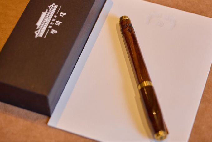 [서울=뉴시스] 고범준 기자 = 대통령실은 26일 이재명 대통령이 트럼프 대통령을 위해 준비한 선물 리스트를 공개했다.  사진은 이날 정상회담 후 선물한 서명용 펜으로 두 달에 걸쳐 수공으로 제작한 펜 케이스에 서명하기 편한 심을 넣어 제작, 펜 케이스에는 태극 문양과 봉황이 각인되어 있다고 밝혔다. 이 펜은 선물용으로 준비한 것은 아니고 정상회담에서 즉석으로 펜을 전하고, 사진첩을 선물받았다. (사진=대통령실 제공) 2025.08.26. photo@newsis.com *재판매 및 DB 금지 /사진=