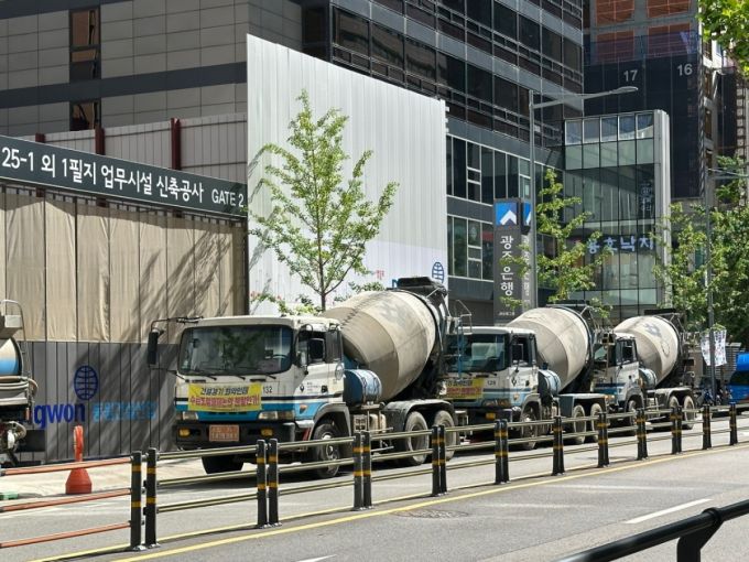 레미콘을 실어나르는 믹서트럭./사진제공=시멘트업계