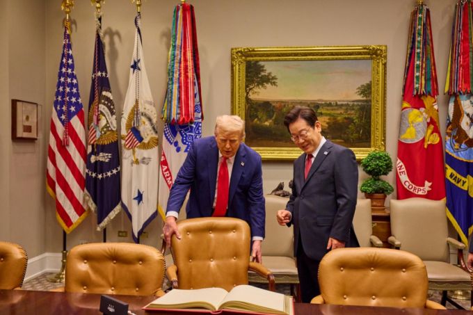 [워싱턴=뉴시스] 고범준 기자 = 이재명 대통령이 25일(현지 시간) 미국 워싱턴DC 백악관에서 열린 한미 정상회담에 앞서 방명록 서명을 준비하며 도널드 트럼프 미국 대통령의 안내를 받고 있다. (공동취재) 2025.08.26. bjko@newsis.com /사진=