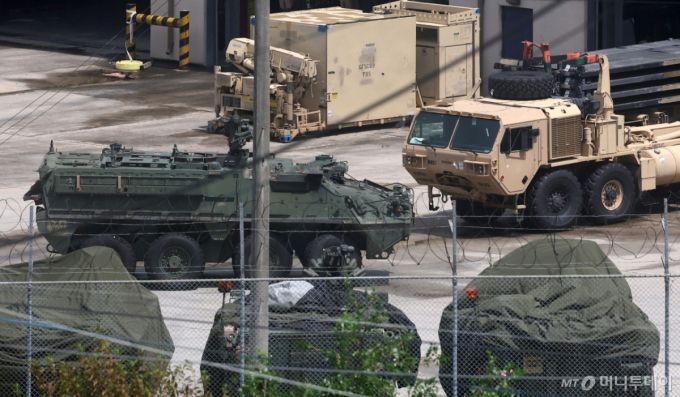 [동두천=뉴시스] 김선웅 기자 = 한미 연합 군사연습 '을지 자유의 방패(UFS·을지프리덤실드)' 기간인 19일 경기 동두천시 소재 주한 미군기지에서 미군 장병들이 분주히 움직이고 있다. 2025.08.19.