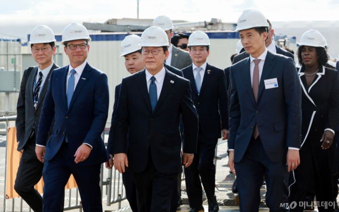 [필라델피아=뉴시스] 고범준 기자 = 이재명 대통령이 26일(현지 시간) 필라델피아 한화 필리조선소를 방문해 김동관 한화그룹 부회장, 조시 샤피로 펜실베니아 주지사 등과 함께 현장 시찰을 하고 있다. 2025.08.27. bjko@newsis.com /사진=고범준