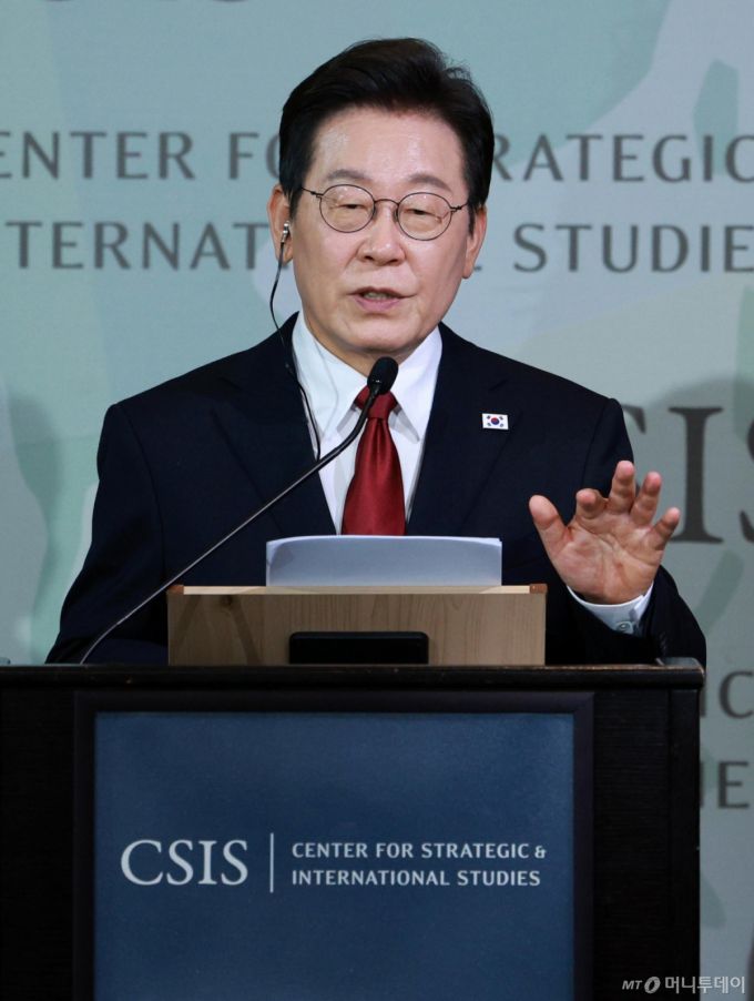 [워싱턴=뉴시스] 고범준 기자 = 이재명 대통령이 25일(현지 시간) 미국 워싱턴DC 전략국제문제연구소(CSIS)에서 정책 연설을 하고 있다. 2025.08.26. bjko@newsis.com /사진=고범준