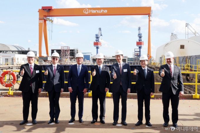 [필라델피아=뉴시스] 고범준 기자 = 이재명 대통령이 26일(현지 시간) 필라델피아 한화 필리조선소를 방문해 현장 시찰을 마친 뒤 참석자들과 기념촬영을 하고있다.  왼쪽부터 데이비드 김 한화필리조선소 대표, 조현 외교부 장관, 조시 샤피로 펜실베이니아 주지사, 이 대통령, 김동관 한화그룹 부회장, 김정관 산업통상자원부장관, 토드 영 상원의원. 2025.08.27. bjko@newsis.com /사진=고범준