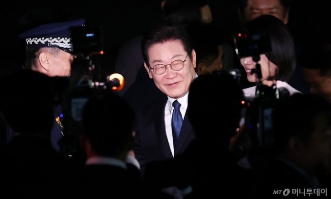 (성남=뉴스1) 김성진 기자 = '3박 6일' 일본·미국 순방 일정을 마친 이재명 대통령이 28일 새벽 경기도 성남 서울공항을 통해 귀국하고 있다. 2025.8.28/뉴스1  Copyright (C) 뉴스1. All rights reserved. 무단 전재 및 재배포,  AI학습 이용 금지. /사진=(성남=뉴스1) 김성진 기자